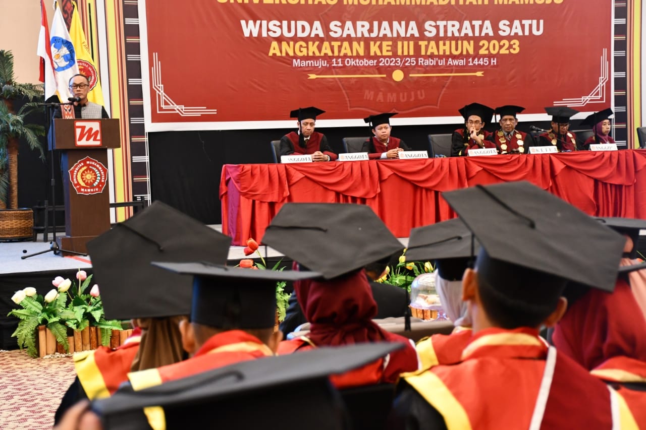 Pj Gubernur Sulbar Zudan Orasi Ilmiah di Wisuda Unimaju