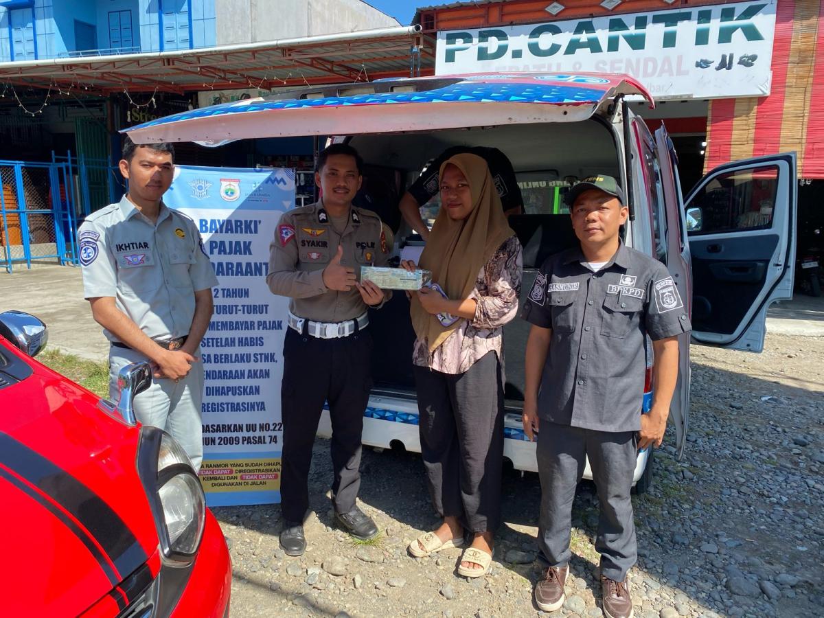 Ditlantas Polda Sulbar Bersama Samsat Mamuju Pelayanan Samsat Keliling