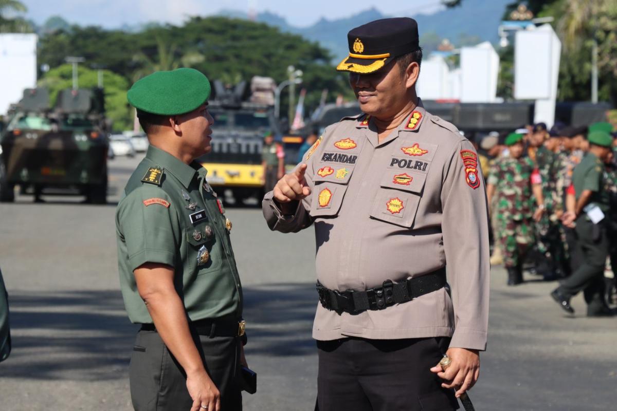 Kapolresta Mamuju Dan Personilnya Hadiri Apel Gelar Pasukan Pengamanan Kunker Presiden RI Di Mamuju Kapolresta Mamuju Dan Personilnya Hadiri Apel Gelar Pasukan Pengamanan Kunker Presiden RI Di Mamuju
