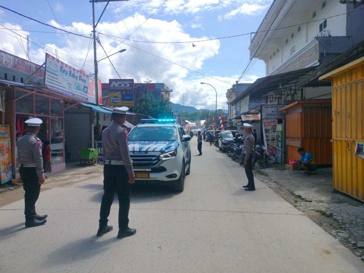 Personil Ditlantas Polda Sulbar Siaga Menjelang Kedatangan Presiden Jokowi Personil Ditlantas Polda Sulbar Siaga Menjelang Kedatangan Presiden Jokowi