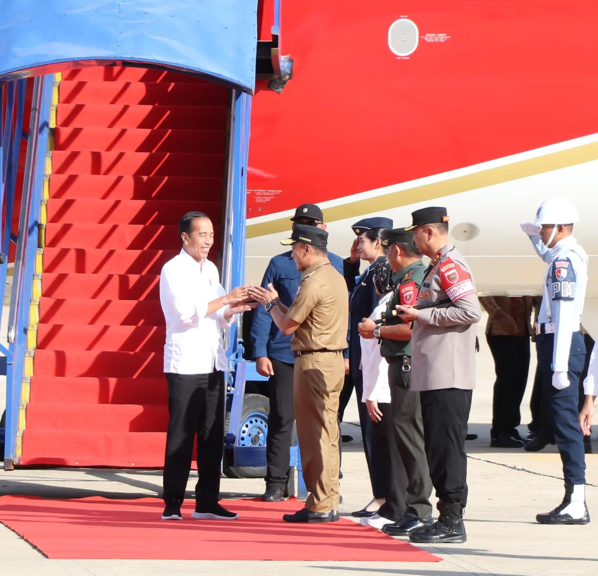 Tiba di Mamuju, Presiden Joko Widodo Disambut Pj Gubernur Sulbar, Prof Zudan Tiba di Mamuju, Presiden Joko Widodo Disambut Pj Gubernur Sulbar, Prof Zudan