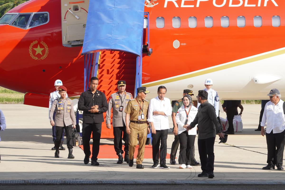 Kapolda Sulbar Bersama Forkopimda Berikan Sambutan Hangat Kedatangan Presiden di Bandara Tampa Padang Kapolda Sulbar Bersama Forkopimda Berikan Sambutan Hangat Kedatangan Presiden di Bandara Tampa Padang