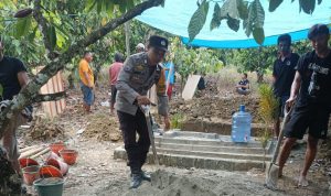 Bhabinkamtibmas Polsek Sarudu Ikut Menggali Kuburan Untuk Makam Warga Binaan