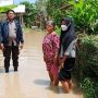 Dusun Kalindu Dilanda Banjir, Bhabinkamtibmas Polsek Pasangkayu Sigap Cek Kondisi Warga Binaannya.