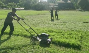 Personel Polsek Kalumpang Dan Warga Kompak Bersihkan Lapangan Sepak Bola