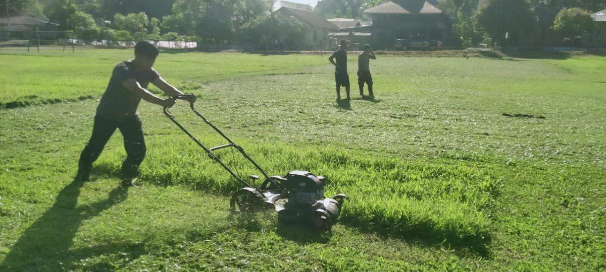 Personel Polsek Kalumpang Dan Warga Kompak Bersihkan Lapangan Sepak Bola