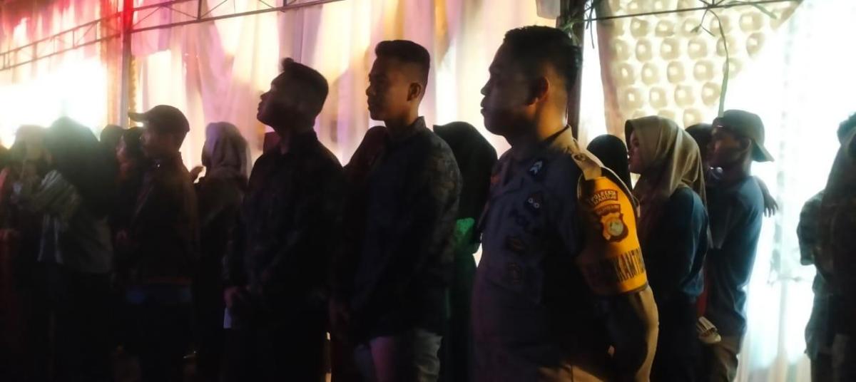 Personil Polsek Tapalang Polresta Mamuju Pengamanan Pesta Penikahan