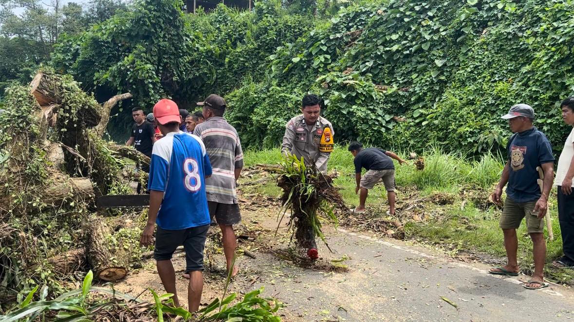 Bhabinkamtibmas Desa Salleto Dan Warga Binaan Kerja Bakti 