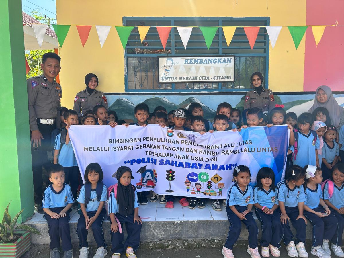 Ditlantas Polda Sulbar Berikan Bimbingan Pengaturan Lalu Lintas kepada Anak Usia Dini Ditlantas Polda Sulbar Berikan Bimbingan Pengaturan Lalu Lintas kepada Anak Usia Dini