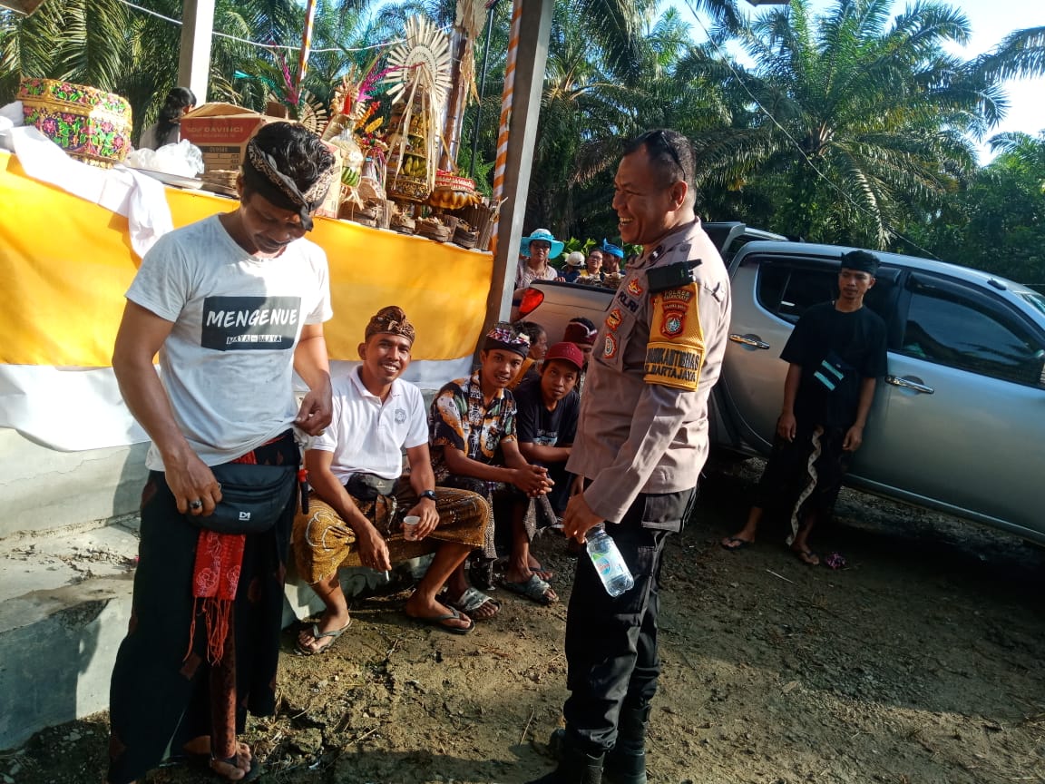 Beri Pelayanan Prima Kepada Masyarakat, Bhabinkamtibmas Polsek Pasangkayu Amankan Upacara Ngaben Warga Binaan.
