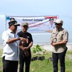 Kunjungi Pantai Babatoa Polman, Warga Senang Bisa Menanam Bersama Pj Bahtiar