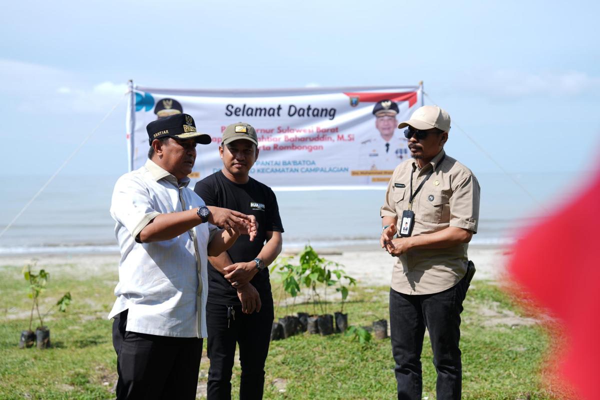 Kunjungi Pantai Babatoa Polman, Warga Senang Bisa Menanam Bersama Pj Bahtiar