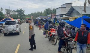 Bhabinkamtibmas Polsek Bambalamotu Pengamanan dan Pengaturan di Pasar Tradisional