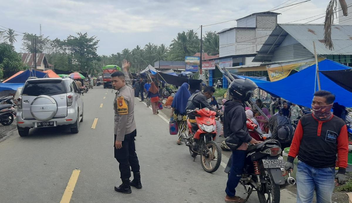 Bhabinkamtibmas Polsek Bambalamotu Pengamanan dan Pengaturan di Pasar Tradisional