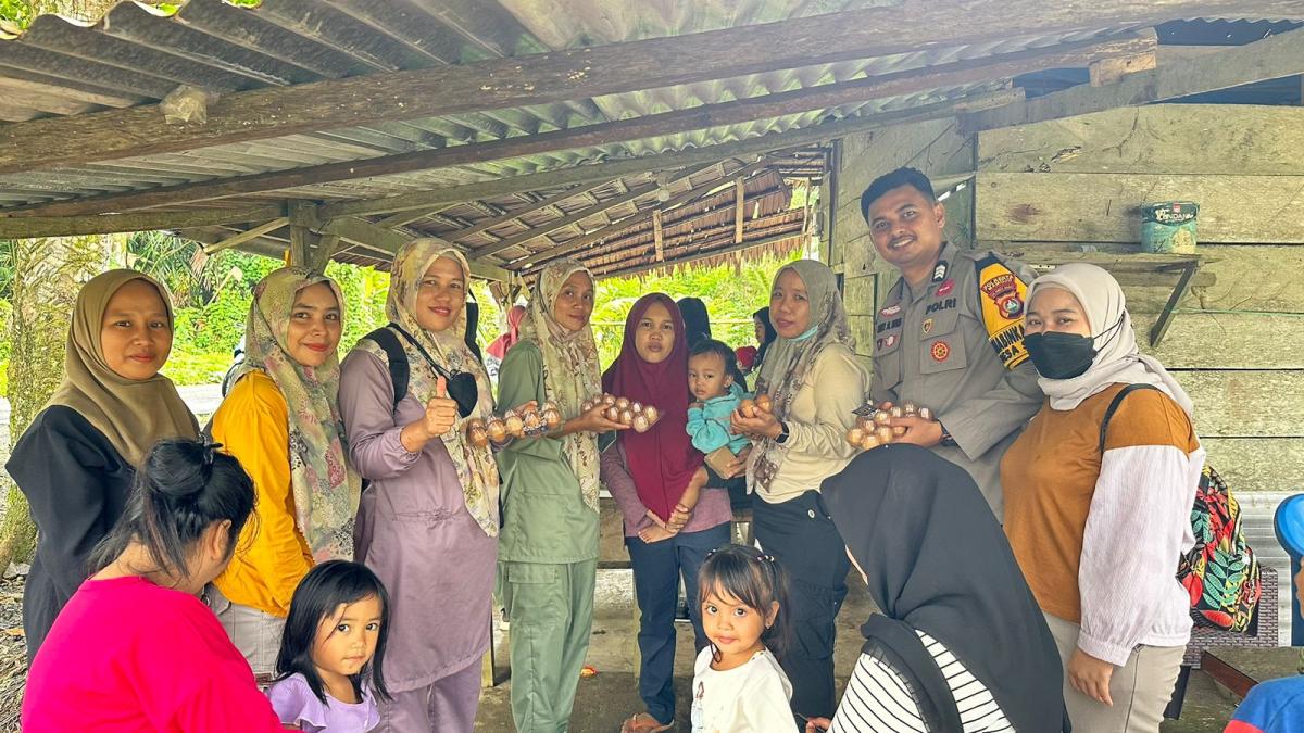 Ceegah   Stunting, Bhabinkamtibmas Saletto  Bagikan Telur dari Rumah ke Rumah Ceegah   Stunting, Bhabinkamtibmas Saletto  Bagikan Telur dari Rumah ke Rumah