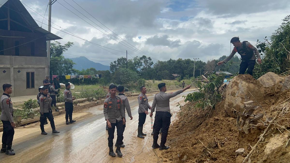 Polda Sulbar Gencarkan Patroli Penanganan Bencana Alam Polda Sulbar Gencarkan Patroli Penanganan Bencana Alam