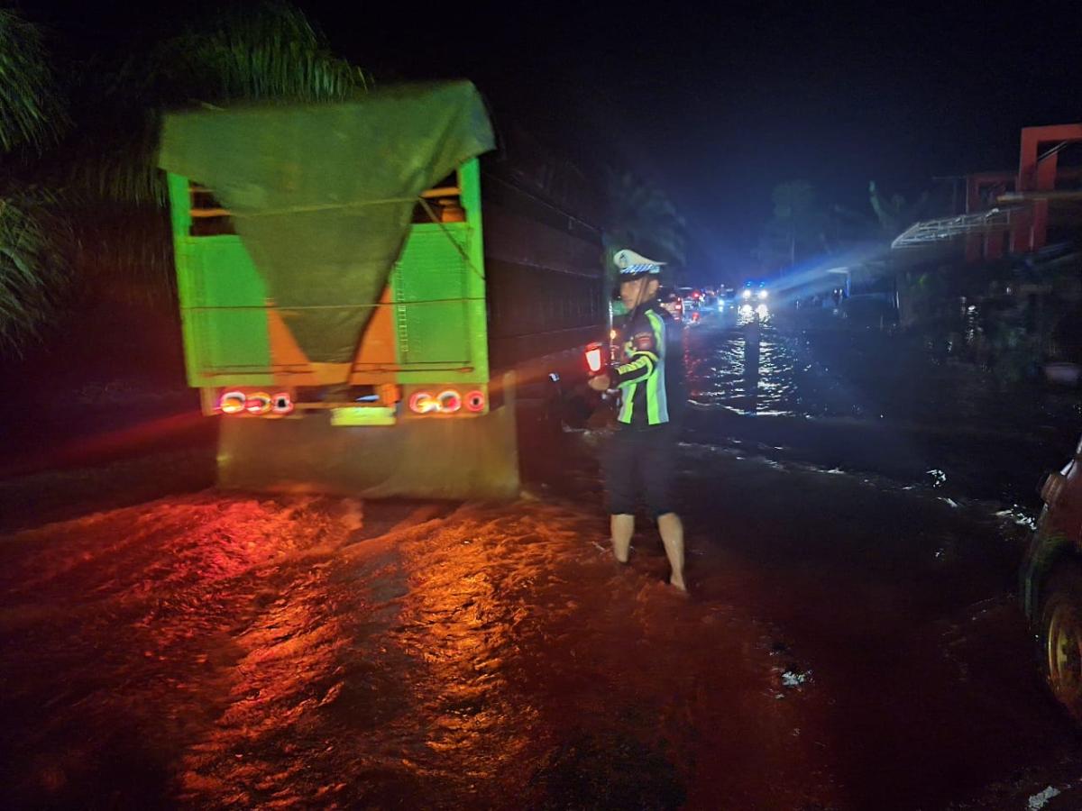 Satlantas Polres Pasangkayu Gatur Jalan di Lokasi Terdampak Banjir Satlantas Polres Pasangkayu Gatur Jalan di Lokasi Terdampak Banjir