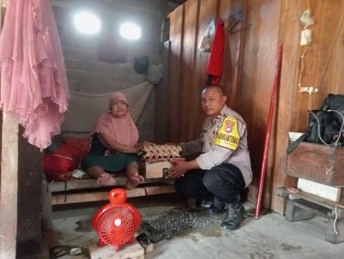 Bhabinkamtibmas Polsek Baras Berbagi Sembako Untuk Warga Binaan