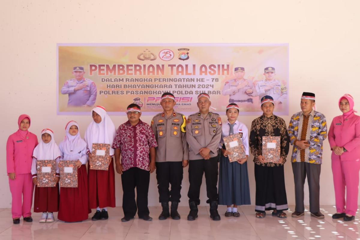 Siswa dan Siswi Berprestasi Pasangkayu Mendapat Tali Asih dari Polres Pasangkayu.