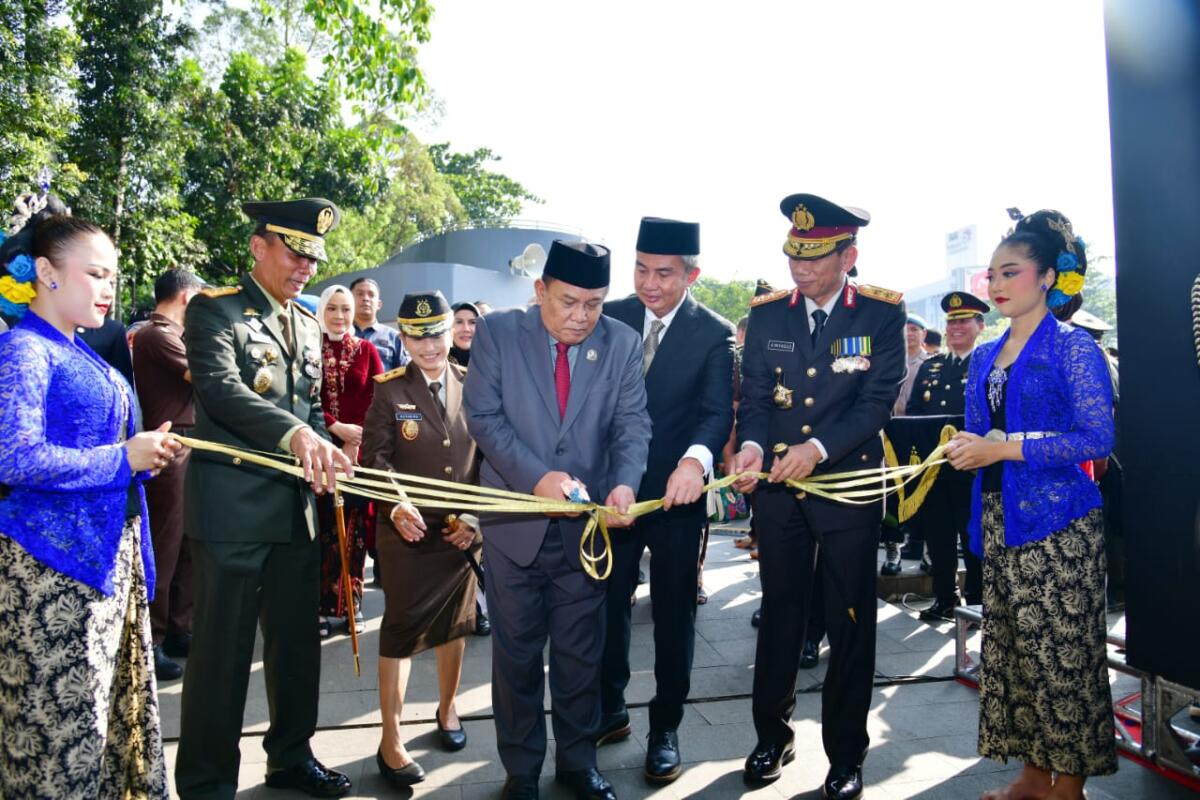 Bey Machmudin Hadiri Peringatan HUT Bhayangkara Ke-78 Tingkat Polda Jabar