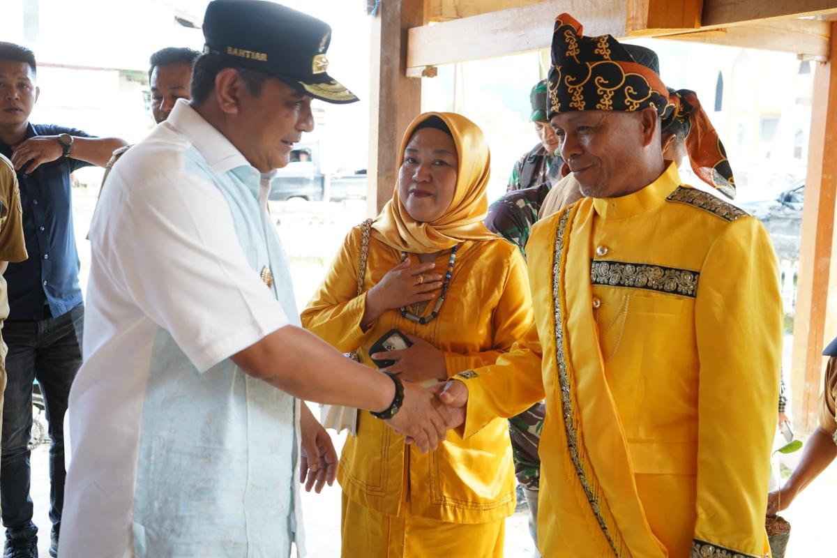 Pj Bahtiar Sapa Warga Mambi, 4 Perwakilan Sampaikan Pesan Adat