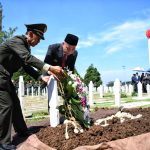 Gubernur Jawa Barat Dua Periode 1993−2003 HR Nuriana Dimakamkan di Taman Makam Pahlawan Cikutra