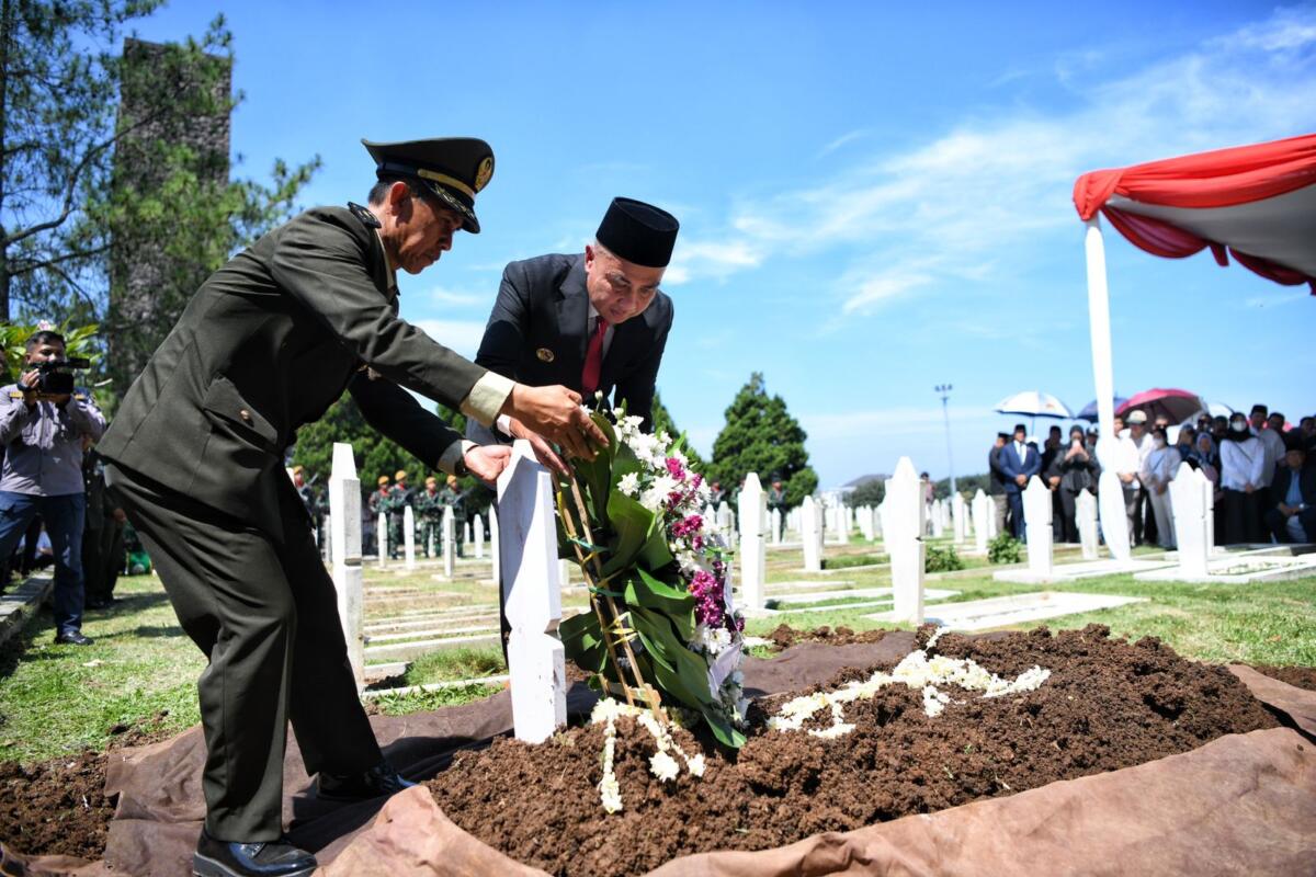 Gubernur Jawa Barat Dua Periode 1993−2003 HR Nuriana Dimakamkan di Taman Makam Pahlawan Cikutra