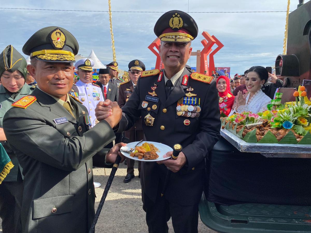 Kapolda Sulbar dapat Surprise dari Danrem di Hari Bhayangkara ke 78