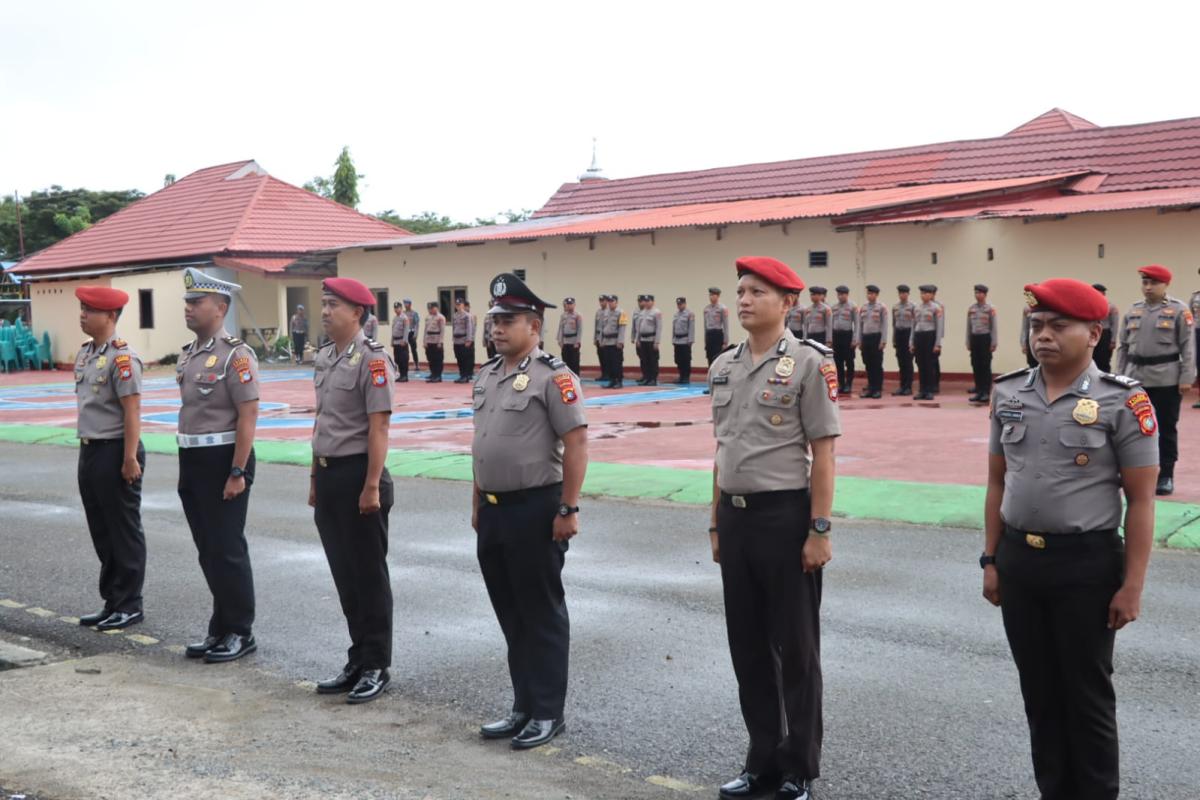 Kapolres Pimpin Upacara Kenaikan Pangkat 17 Personel Polres Pasangkayu