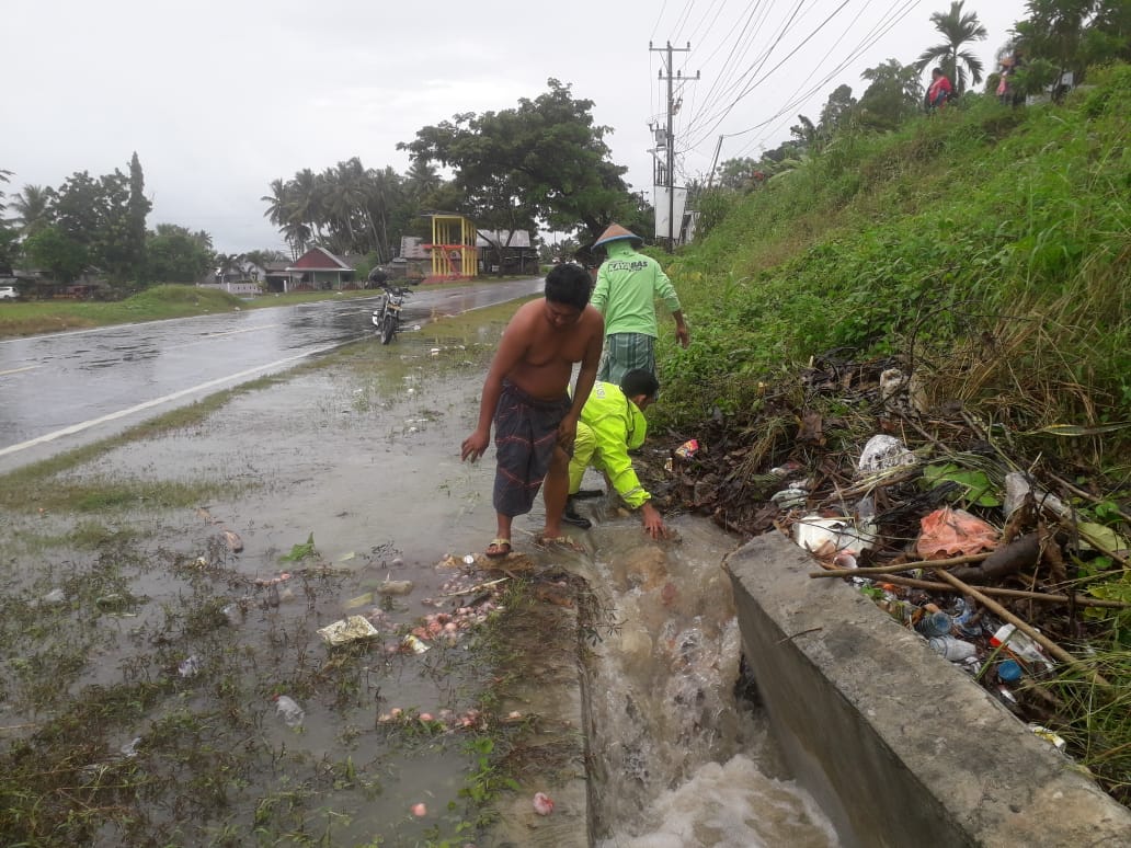 Bhabinkambitmas Polsek Pasangkayu Pantau Luapan Air Sampai Kebahu Jalan