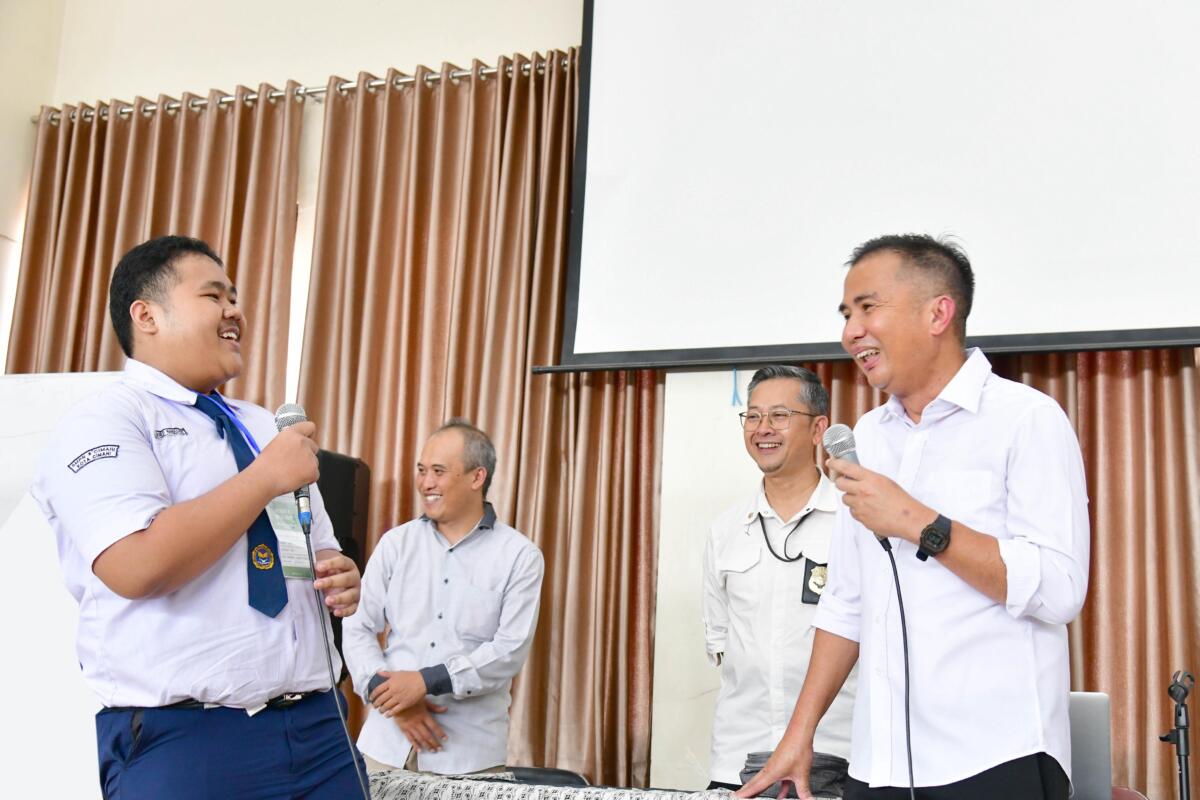 Bey Machmudin Tinjau Hari Ketiga MPLS di SMKN 1 Kota Bandung