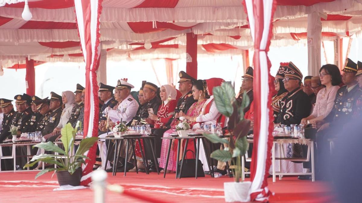 Kapolda Sulbar dan Ketua Bhayangkari Hadiri Upacara Penurunan Bendera di Anjungan Manakarra