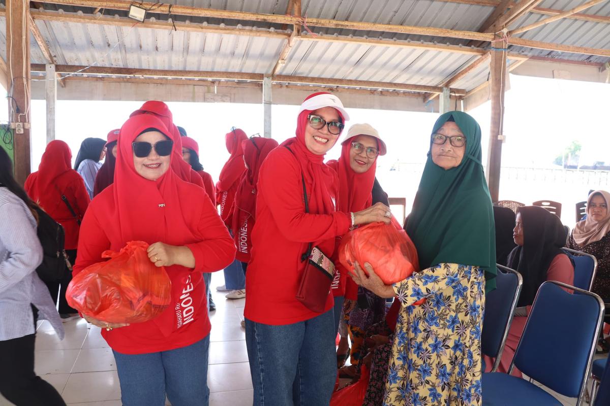 Meriahkan HUT RI ke-79, Dharma Wanita Persatuan Sulbar Berbagi di Karampuang
