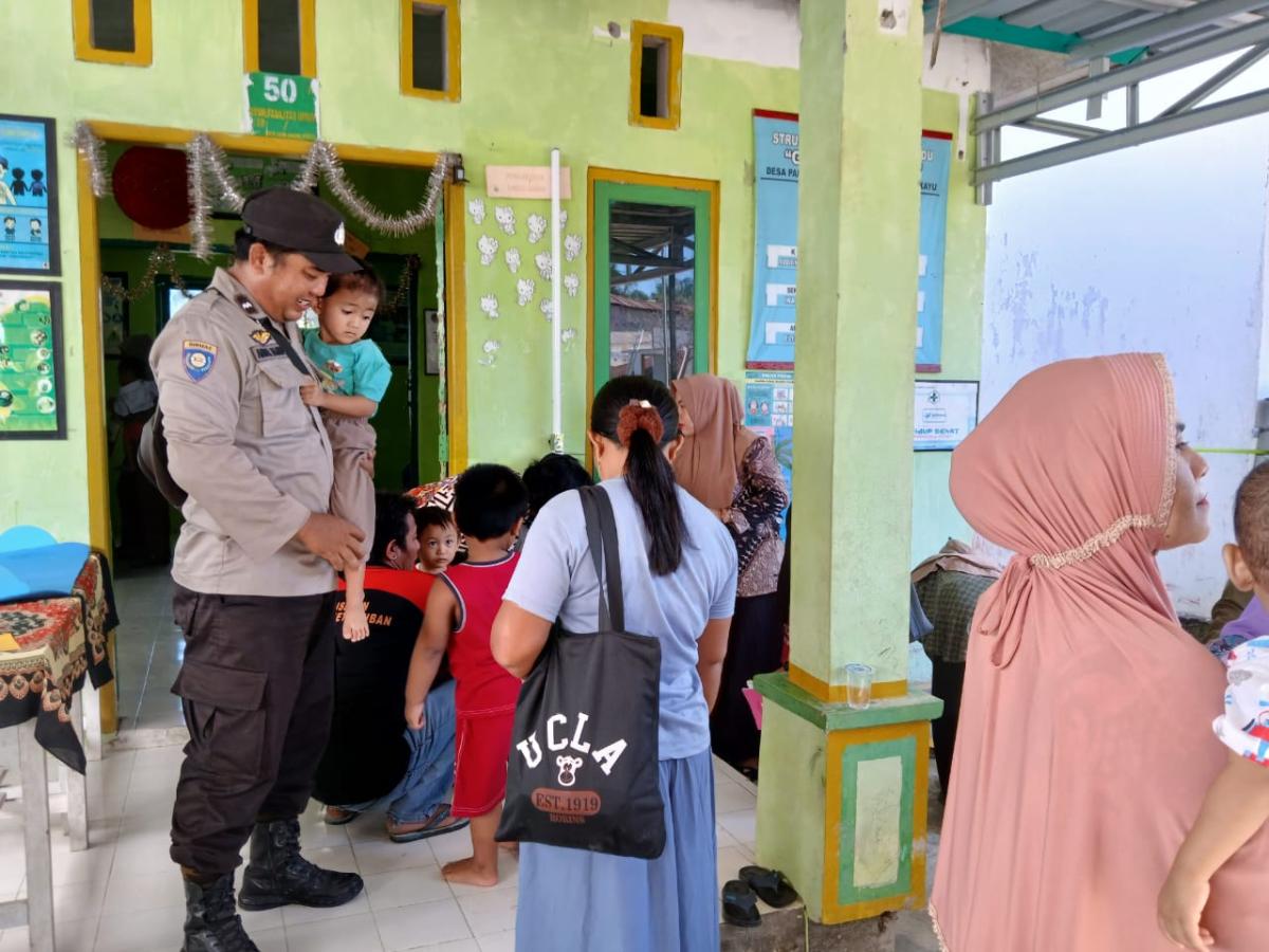 Bhabinkamtibmas Polsek Baras lakukan Pendampingan Posyandu di Desa Parabu