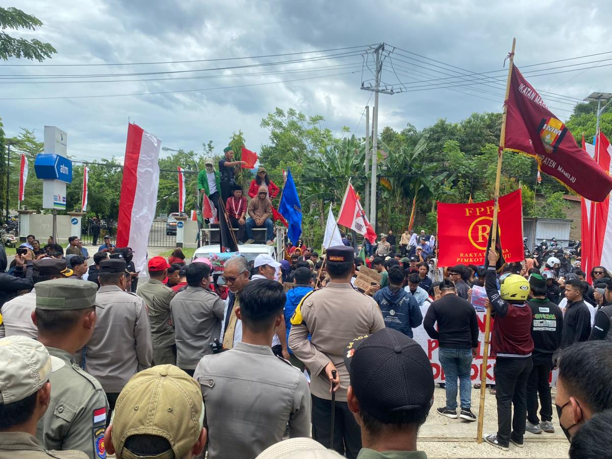 Kapolresta Mamuju Pimpin Langsung Pengamanan Aksi Unras Dikantor DPRD Sulbar Kapolresta Mamuju Pimpin Langsung Pengamanan Aksi Unras Dikantor DPRD Sulbar
