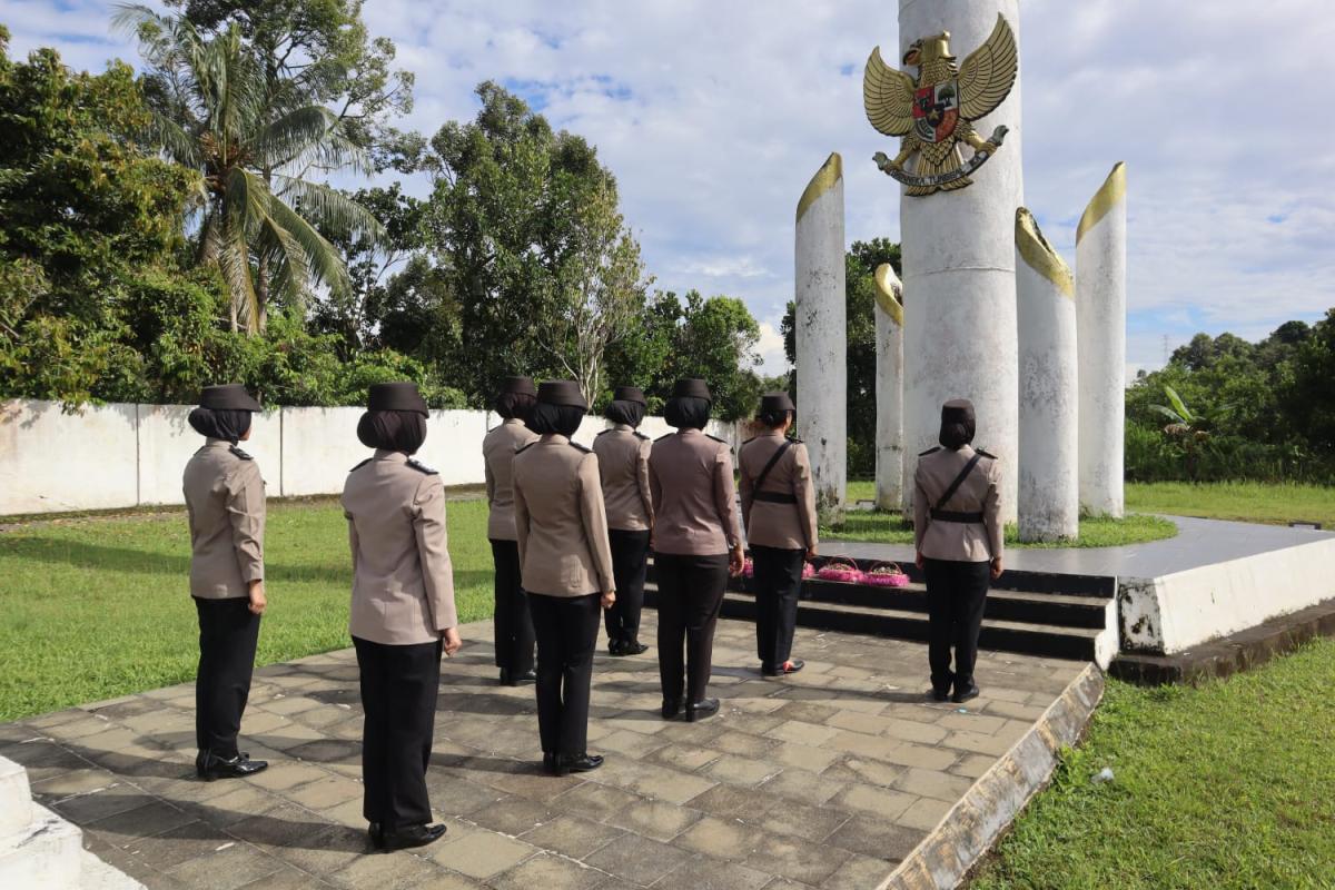 Polwan Polresta Mamuju Ziarah Ke TMP Pati'di Polwan Polresta Mamuju Ziarah Ke TMP Pati'di
