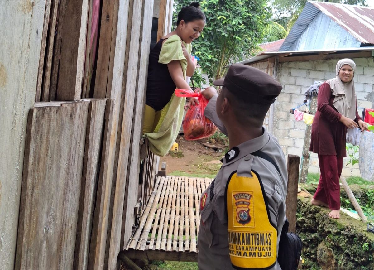 Bhabinkamtibmas Polsek Mamuju Bagikan Paket Sembako Kepada Warga Binaannya