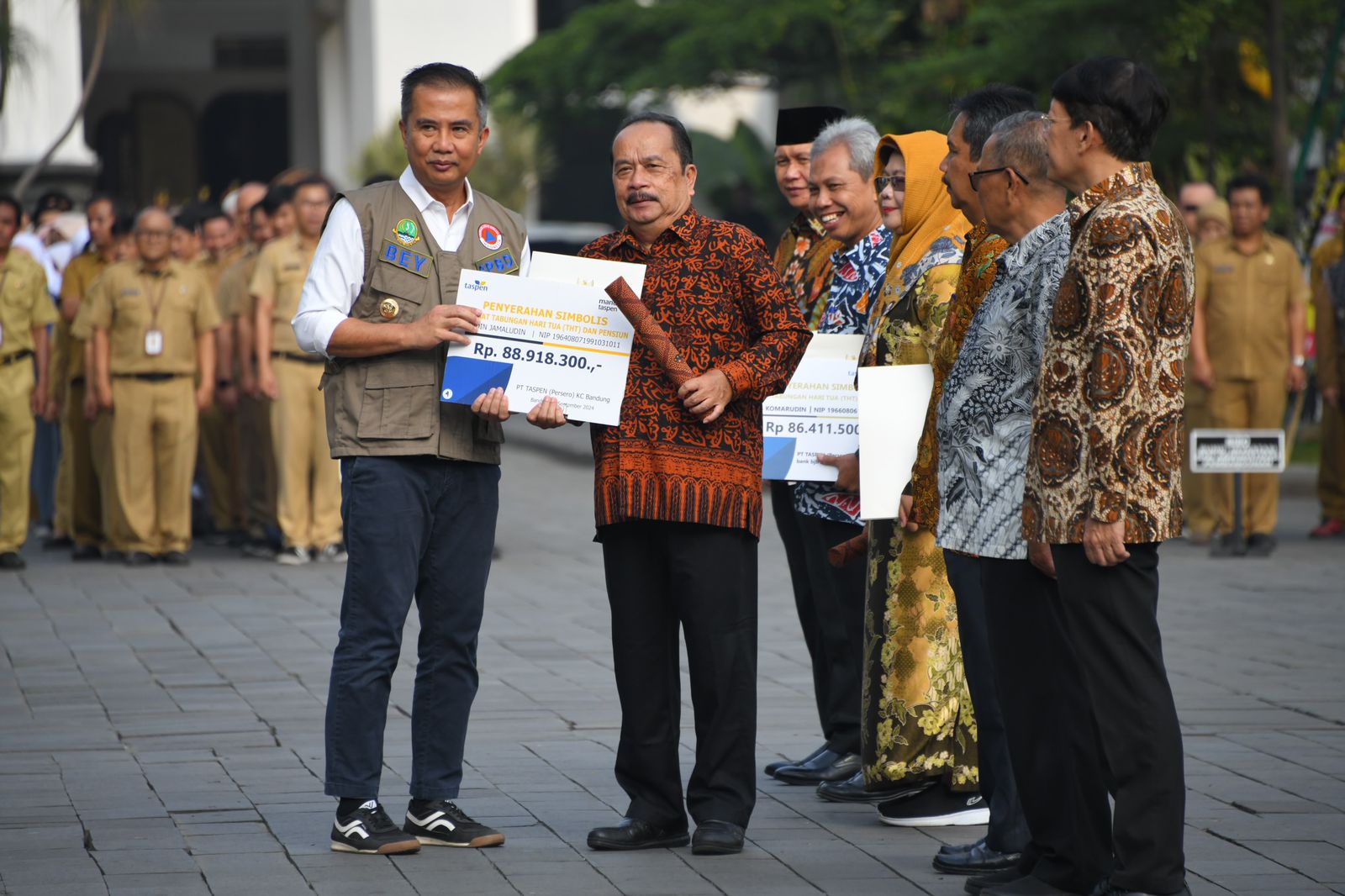 Bey Machmudin Serahkan SK Pensiun kepada 180 ASN Purna Tugas