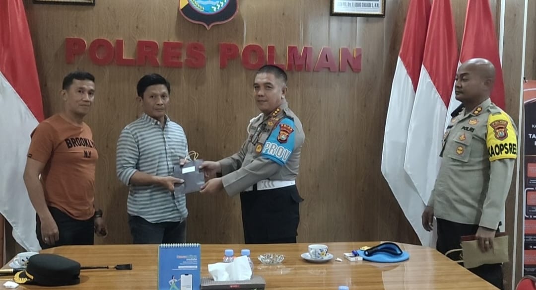 Polda Sulbar  Serahkan santunan Pada Keluarga Tahanan Polres Polman Yang Tewas