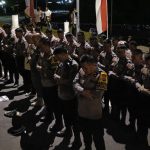 Personil Polresta Mamuju dan Pengunjuk Rasa Shalat Maghrib Berjamaah