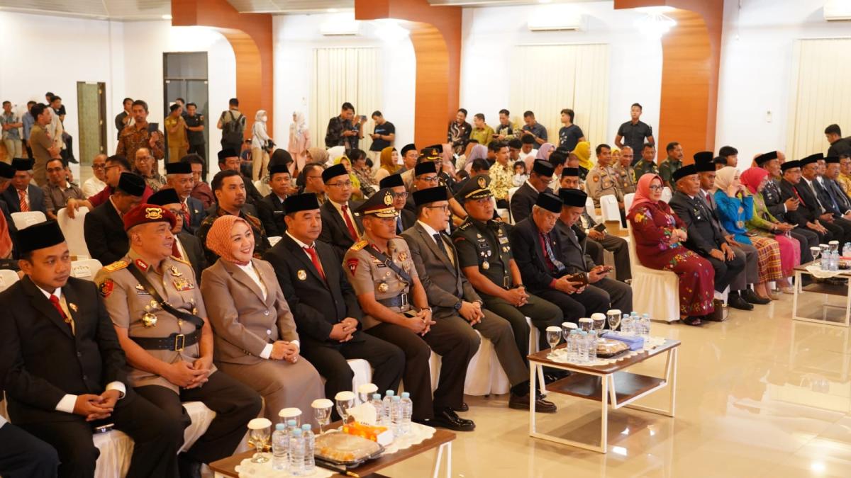 Wakapolda Sulbar Hadiri Pelantikan PJS Bupati di Gedung Graha Sandeq Wakapolda Sulbar Hadiri Pelantikan PJS Bupati di Gedung Graha Sandeq