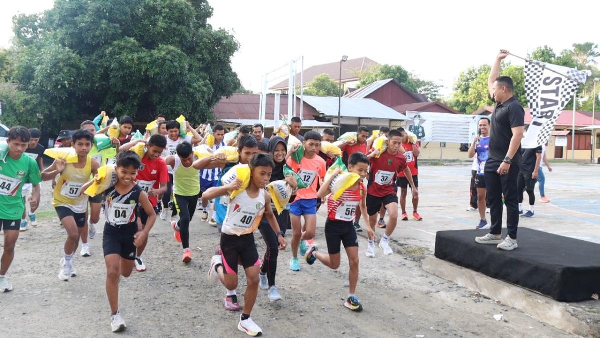 Lomba Lari Sambil Pikul Beras 5 Kg Warnai HUT Lalu Lintas ke-69