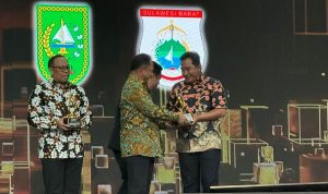 Berhasil Mengendalikan Inflasi, Pj Bahtiar Raih Penghargaan KOMPAS dan Mendagri