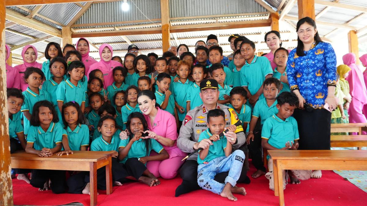 Kapolda dan Ketua PD Bhayangkari Sulbar Menyapa Anak Bungu dan Bagikan Baksos di Desa Saluraya