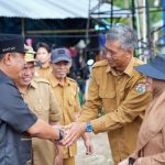 PJ Gubernur Bahtiar Serahkan Benih Udang Vaname di Bonda PJ Gubernur Bahtiar Serahkan Benih Udang Vaname di Bonda
