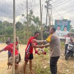 Lihat Warga Bermain Volley, Kapolda Sulbar Singgah dan Berikan Bantuan Bola dan Net Kepada Warga