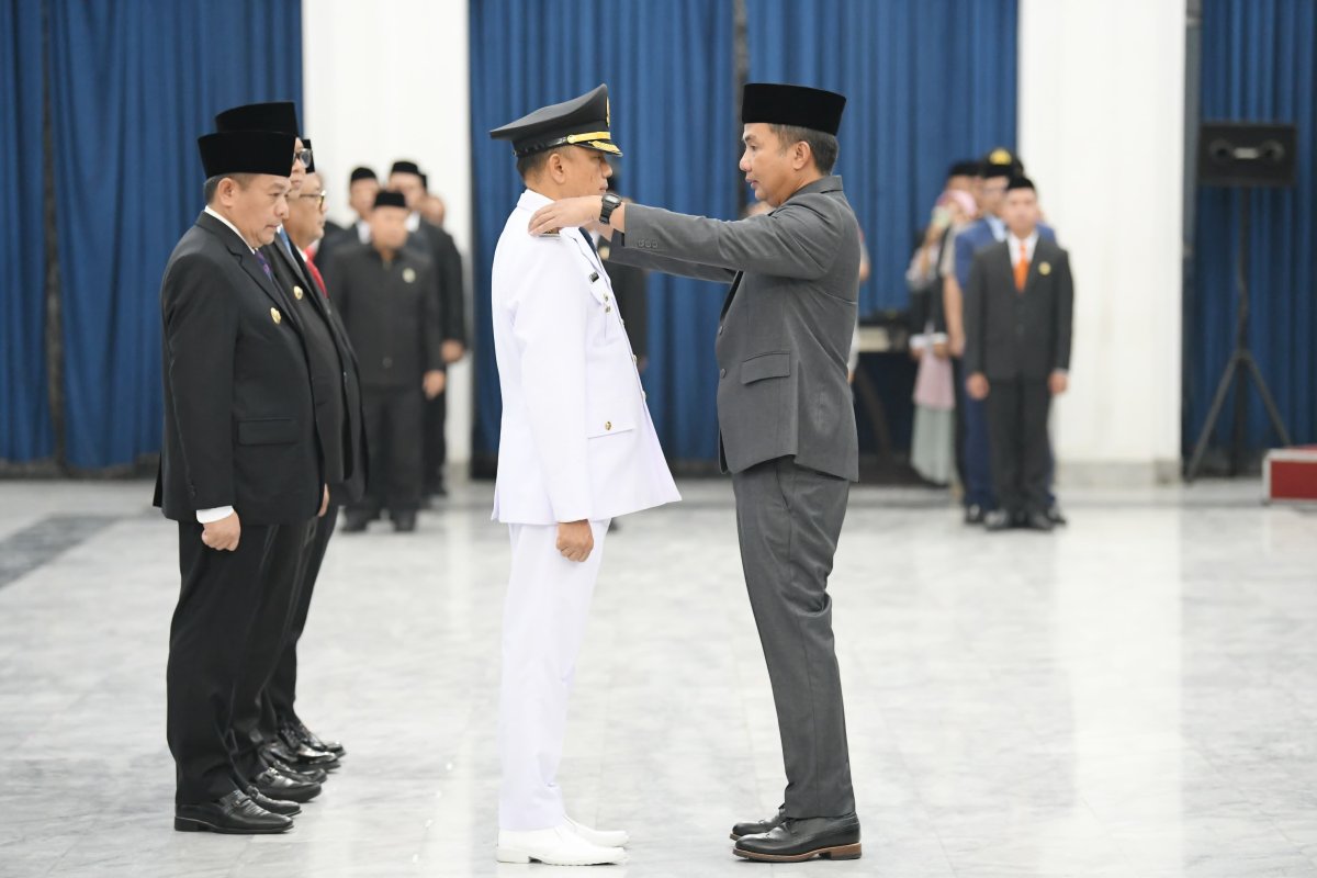 Bey Machmudin Lantik A. Koswara sebagai  Penjabat Wali Kota Bandung