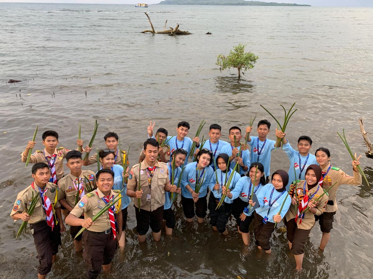 Ditlantas Polda Sulbar Ajak Peserta Jambore Menanam Mangrove