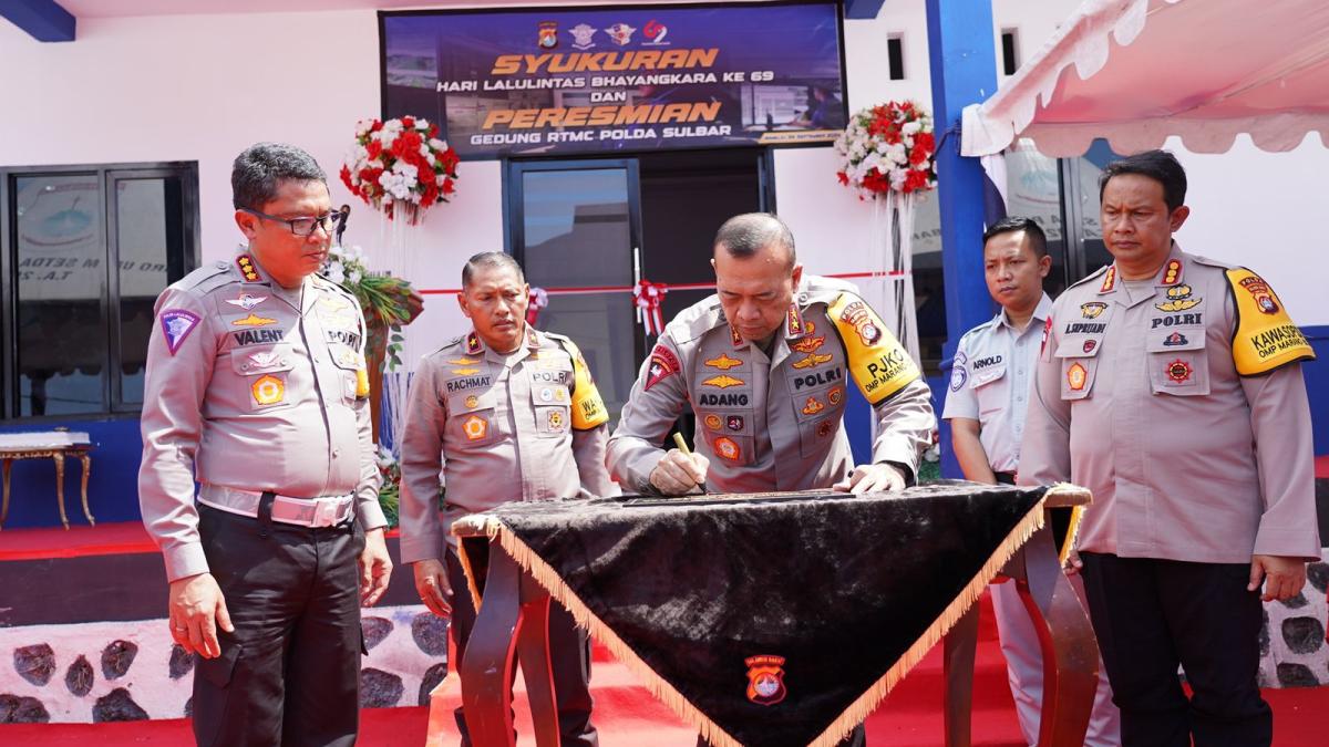 Kapolda Irjen Pol Adang Ginanjar Resmikan Gedung RTMC Ditlantas Polda Sulbar  Kapolda Irjen Pol Adang Ginanjar Resmikan Gedung RTMC Ditlantas Polda Sulbar