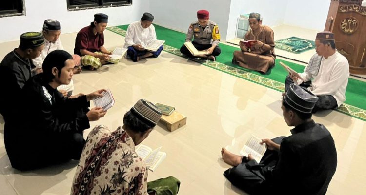 Bhabinkamtibmas Polsek Tommo Lakukan Sambang Ke Masjid 